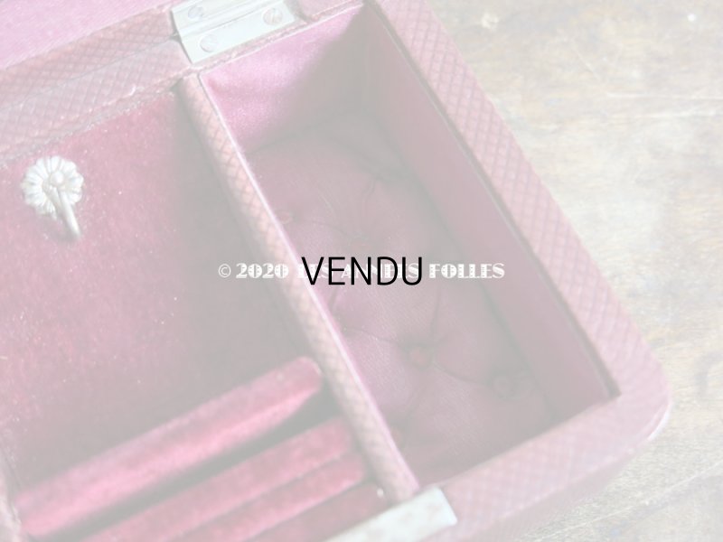 画像9: アンティーク 本革製 ジュエリーケース  ボルドー キルティングのシルク製クッション