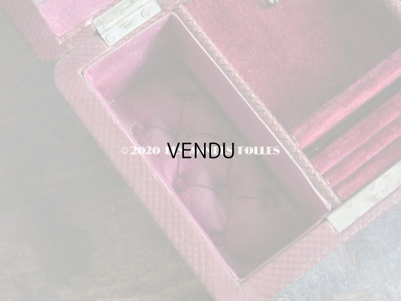 画像11: アンティーク 本革製 ジュエリーケース  ボルドー キルティングのシルク製クッション