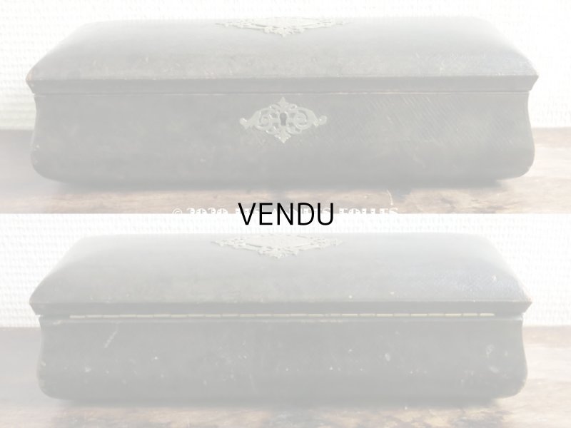 画像7: 19世紀末 アンティーク モノグラム入り 本革製 グローブケース シャンパンゴールドのシルク製クッション 