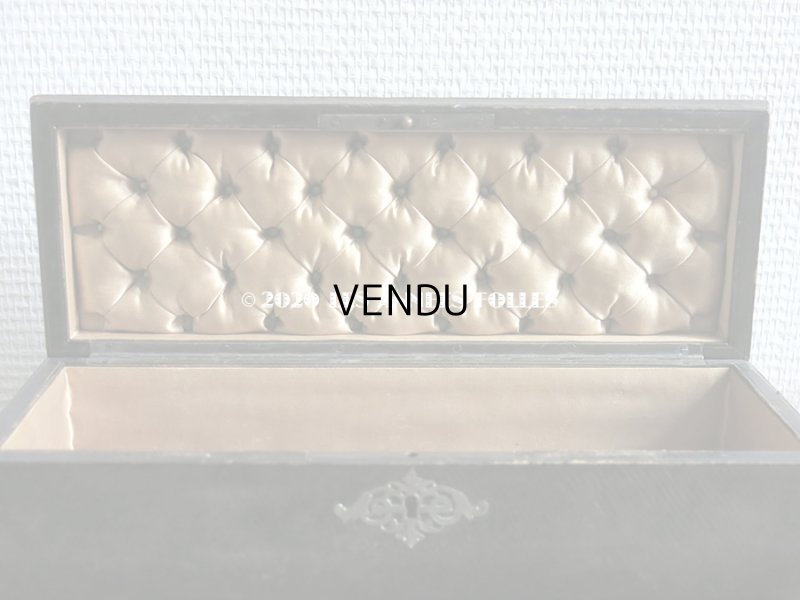 画像3: 19世紀末 アンティーク モノグラム入り 本革製 グローブケース シャンパンゴールドのシルク製クッション 