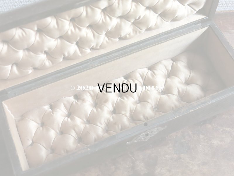 画像4: 19世紀末 アンティーク モノグラム入り 本革製 グローブケース シャンパンゴールドのシルク製クッション 