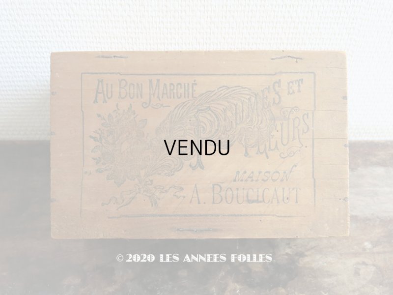 画像1: 1900年代 アンティーク ボンマルシェ百貨店の木箱 フェザー＆布花  - AU BON MARCHE MAISON BOUCICAUT PARIS -
