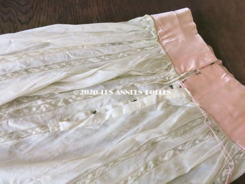 PHOTOS SUPPLEMENTAIRES-他の写真-3: 1900年代 アンティーク ピンクのリボンが結ばれた少女のアンサンブル コルサージュ & スカート 