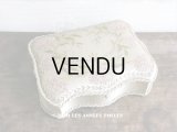 19世紀 アンティーク ライラックのリボン刺繍入り 大きなシルクボックス 『ショコラ・フランソワ・ マルキ』　のチョコレート箱  - CHOCOLAT FRANCOIS MARQUIS PARIS -