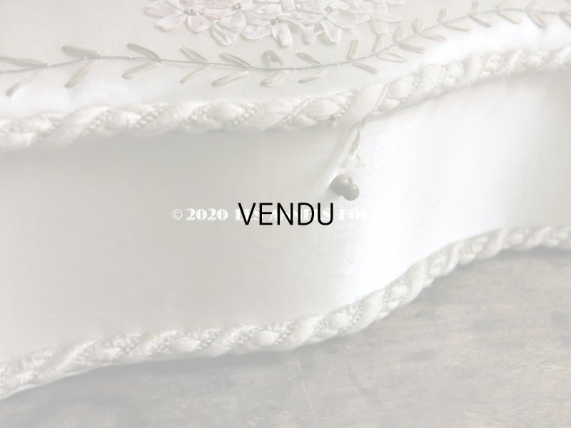 画像7: 19世紀 アンティーク ライラックのリボン刺繍入り 大きなシルクボックス 『ショコラ・フランソワ・ マルキ』　のチョコレート箱  - CHOCOLAT FRANCOIS MARQUIS PARIS -