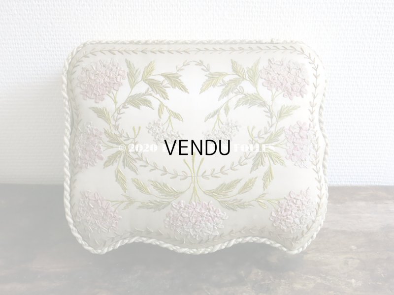 画像3: 19世紀 アンティーク ライラックのリボン刺繍入り 大きなシルクボックス 『ショコラ・フランソワ・ マルキ』　のチョコレート箱  - CHOCOLAT FRANCOIS MARQUIS PARIS -