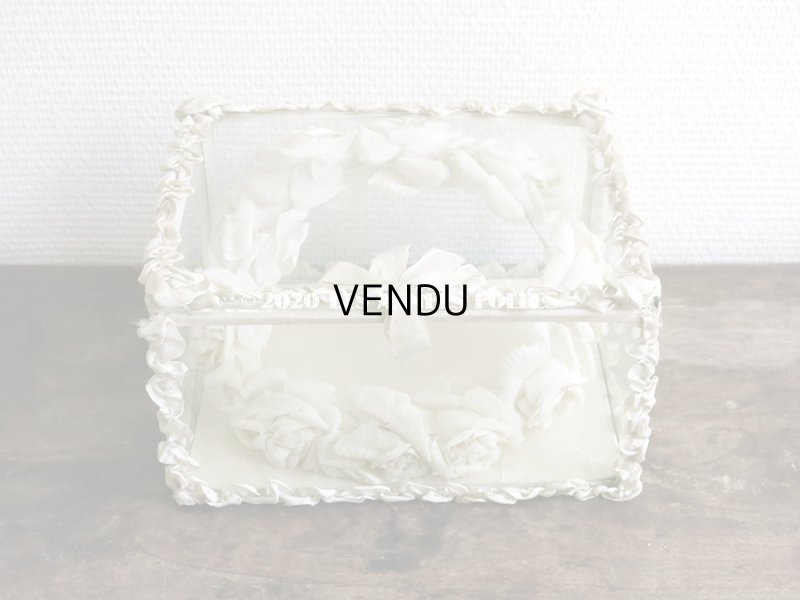 画像3: 【10周年セール対象外】 アンティーク リボンワークの大きなガラスケース シルク製 オフホワイト グローブ・ド・マリエ