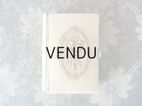 【10周年セール対象外】 1890年 アンティーク 鈴蘭の押し花入り ミサ典書 鈴蘭や薔薇のブーケ セルロイド製