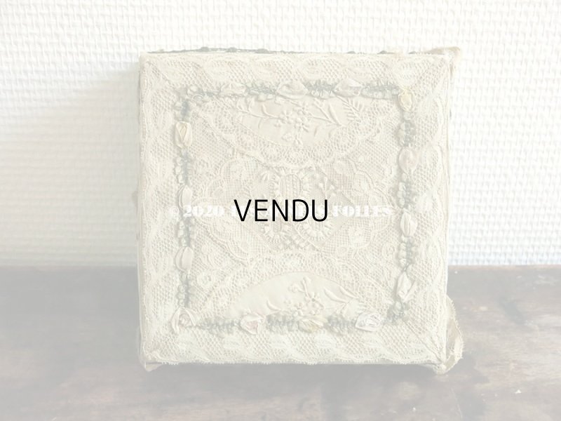 画像3: 【10周年セール対象外】 アンティーク　シルク製ロココトリム & レースのお菓子箱 ペールブルーのシルクサテン