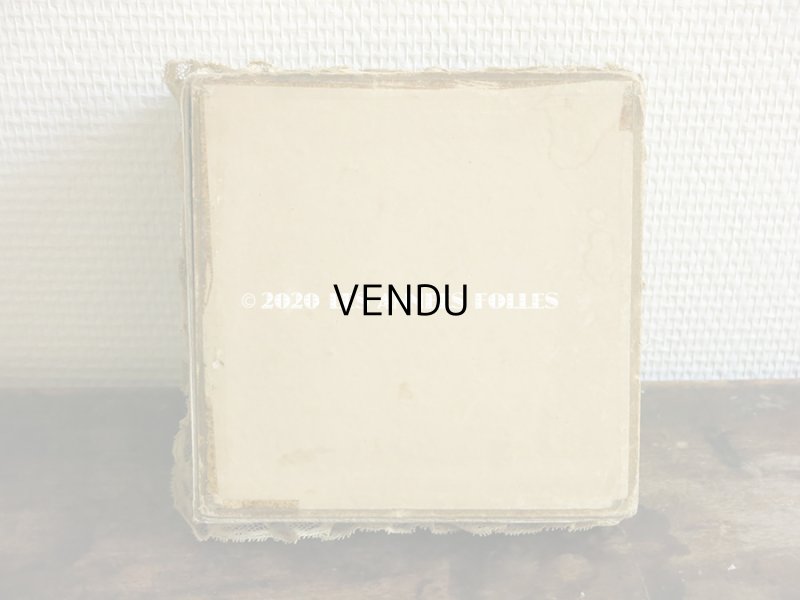 画像4: 【10周年セール対象外】 アンティーク　シルク製ロココトリム & レースのお菓子箱 ペールブルーのシルクサテン