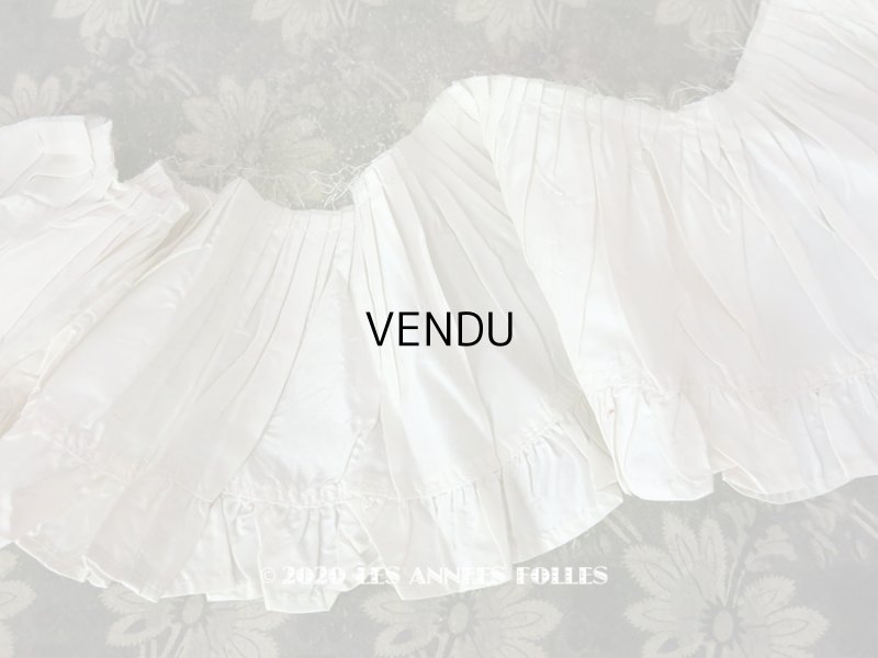 画像1: 【10周年セール対象外】 1900年代 アンティーク  シルク製 オフホワイトのドレスの裾 フリル付 2.7m 