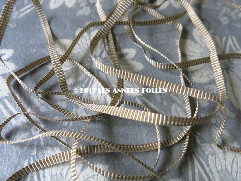 画像4: 19世紀末 アンティーク  シルク糸＆メタル糸 シャンパンゴールドのトリム 極細4mm幅 ストライプ柄 ブレード