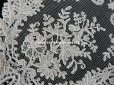 画像9: 19世紀 アンティーク 大きなモノグラム刺繍入り 結婚式のハンカチ アプリカシオン・アングルテール (ボビンレース)　 (9)