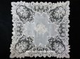 画像1: 19世紀 アンティーク 大きなモノグラム刺繍入り 結婚式のハンカチ アプリカシオン・アングルテール (ボビンレース)　 (1)