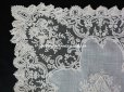 画像4: 19世紀 アンティーク 大きなモノグラム刺繍入り 結婚式のハンカチ アプリカシオン・アングルテール (ボビンレース)　