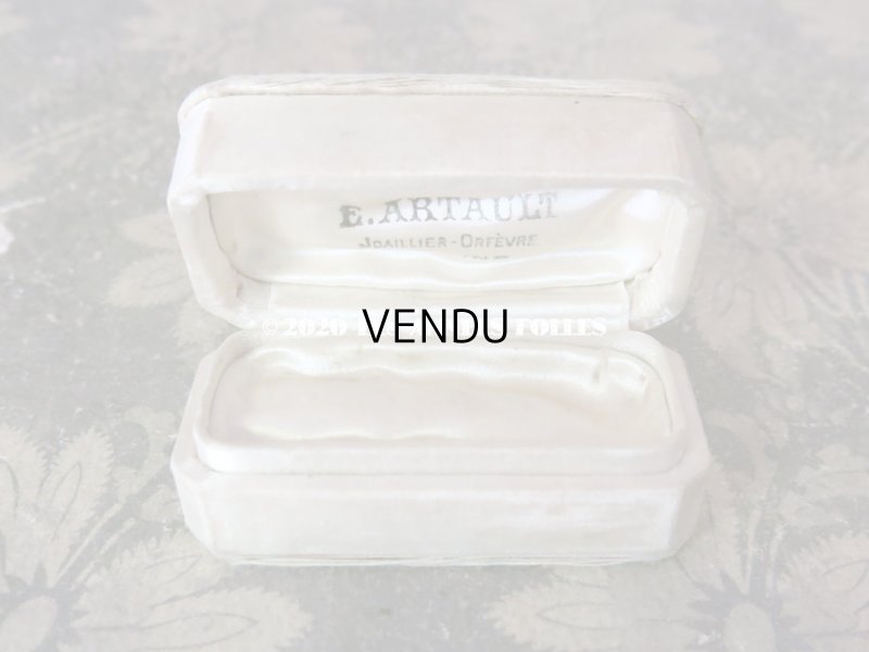 画像3: アンティーク ジュエリーボックス オフホワイトのシルクサテン