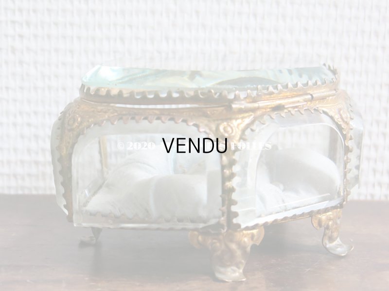 画像12: 19世紀 アンティーク 大きなジュエリーボックス 6角形　パウダーブルーのクッション