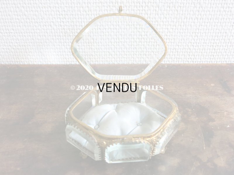 画像4: 19世紀 アンティーク 大きなジュエリーボックス 6角形　パウダーブルーのクッション