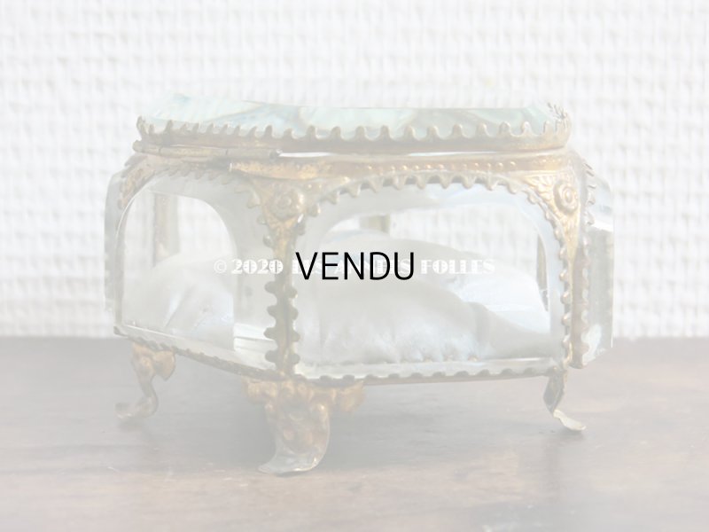 画像8: 19世紀 アンティーク 大きなジュエリーボックス 6角形　パウダーブルーのクッション