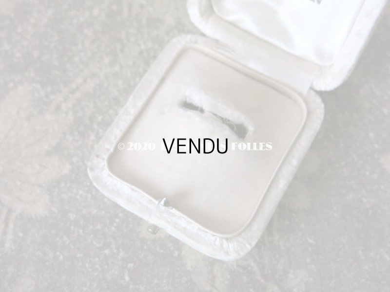 画像7: アンティーク  型押しの装飾入り リングボックス  オフホワイトのベルベット ジュエリーボックス