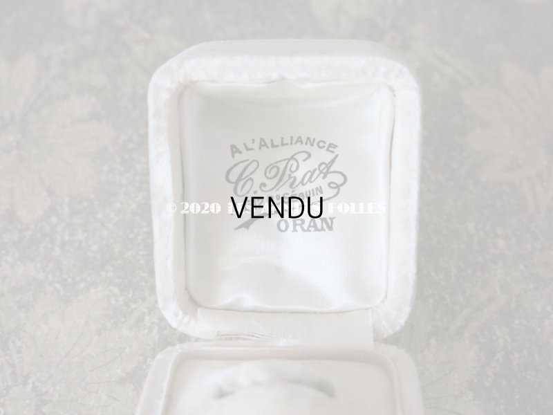 画像8: アンティーク  型押しの装飾入り リングボックス  オフホワイトのベルベット ジュエリーボックス