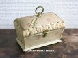 画像1: 【クリスマスセール2020対象外】 19世紀 アンティーク ナポレオン3世時代 お菓子箱  ピンクの薔薇模様のファブリック　ハンドル付き チョコレートボックス 木箱  (1)