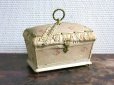 画像2: 【クリスマスセール2020対象外】 19世紀 アンティーク ナポレオン3世時代 お菓子箱  ピンクの薔薇模様のファブリック　ハンドル付き チョコレートボックス 木箱  (2)