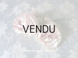 【クリスマスセール2020対象外】 未使用 ラベル付き アンティーク シルク製 薔薇の布花 クォーターロゼット咲き コサージュ