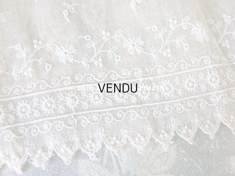 画像4: 【クリスマスセール2020対象外】 1900年代 アンティーク  幅広 花刺繍入り シルク＆コットン生地　ドレスの裾  16.2cm幅 ライトベージュ