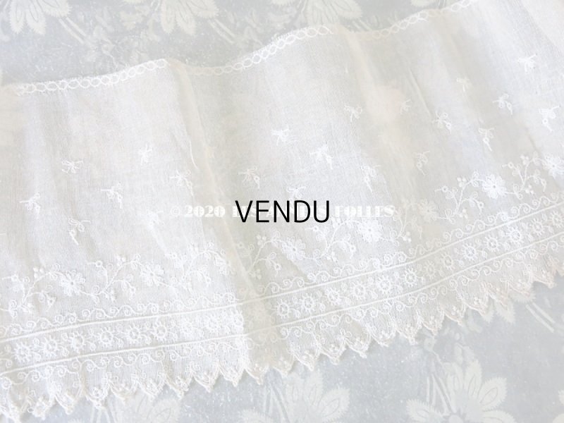 画像3: 【クリスマスセール2020対象外】 1900年代 アンティーク  幅広 花刺繍入り シルク＆コットン生地　ドレスの裾  16.2cm幅 ライトベージュ