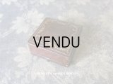 【クリスマスセール2020対象外】 アンティーク  本革製 金彩＆型押し入り ジュエリーボックス ブローチ用 ブラウン