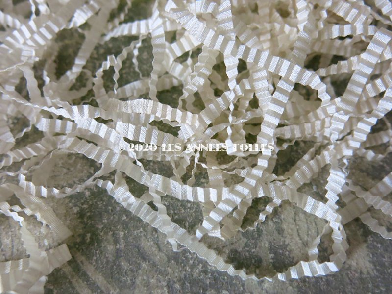 画像4: 1900年代 アンティーク シルク製 リボン 極細 プリーツ加工 オフホワイト リボン刺繍用  3mm幅  