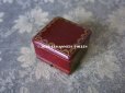 画像2: アンティーク  本革製 CARTIERのリングボックス ジュエリーボックス 薔薇のガーランドの金彩入り ボルドー (2)