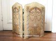 画像1: 1900年代 アンティーク 大きなリボンが結ばれた カルトナージュ  カードホルダー  リボンと花のガーランド＆白鳩  (1)