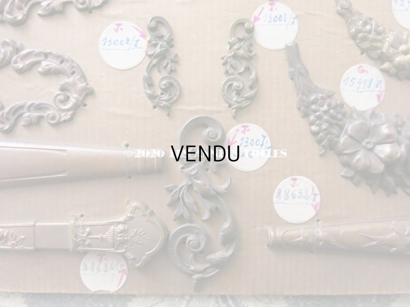 画像12: 1900年代 アンティーク  サンプラー メタルのオーナメント & 裁縫道具のハンドル