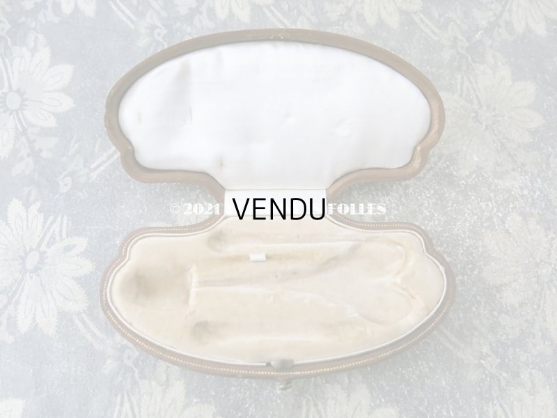 画像4: 19世紀末 アンティーク 本革製 ソーイングセットのケース 花のガーランド&花かご イニシャル入り