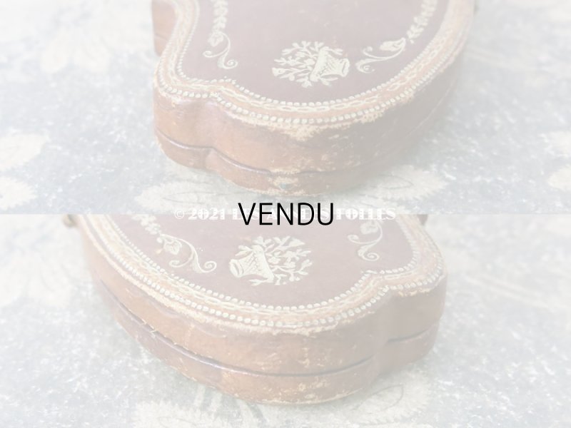 画像6: 19世紀末 アンティーク 本革製 ソーイングセットのケース 花のガーランド&花かご イニシャル入り