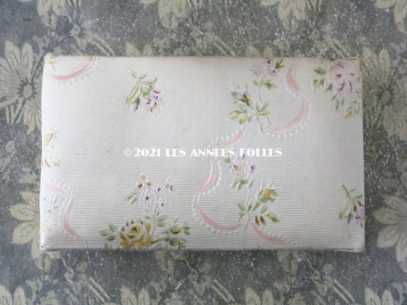 画像3: 1900年頃 アンティーク お菓子箱 シルク地 ピンクのリボン&薄紫と黄色の薔薇