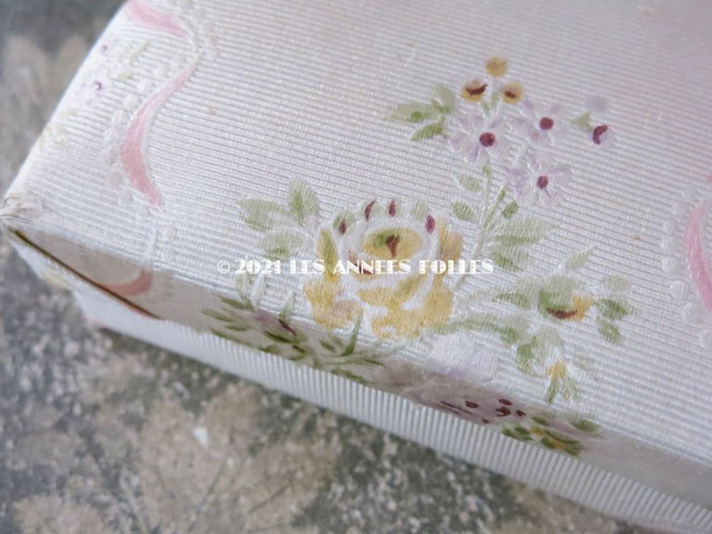 画像7: 1900年頃 アンティーク お菓子箱 シルク地 ピンクのリボン&薄紫と黄色の薔薇