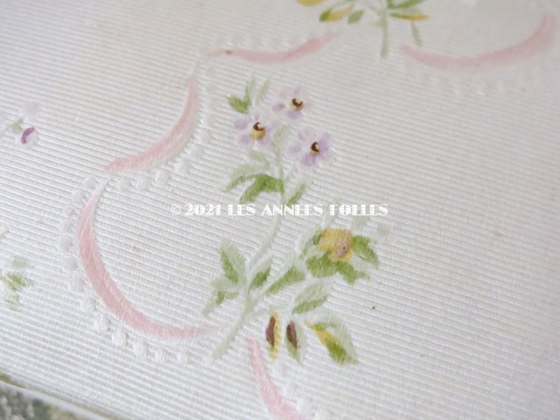 画像8: 1900年頃 アンティーク お菓子箱 シルク地 ピンクのリボン&薄紫と黄色の薔薇