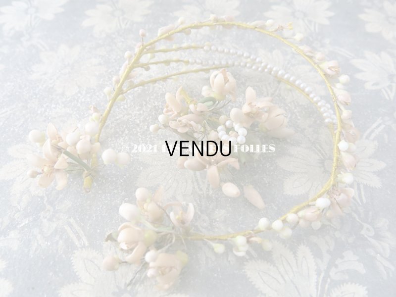 画像16: 19世紀末 アンティーク 大きなコフレ&ティアラ  グローブ・ド・マリエ 淡いピンクオレンジのクッション ワックスフラワーのティアラ