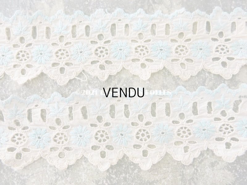 画像3: アンティーク  水色の花の刺繍入り　カットワークレース 生成り色 89cm (45cm+44cm)