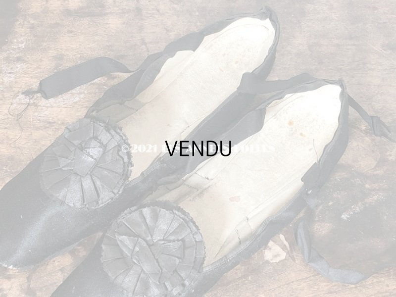 画像5: 19世紀末 アンティーク 黒のシルクサテンのシューズ ポンポン付き - GRANDS MAGASINS DU LOUVRE -