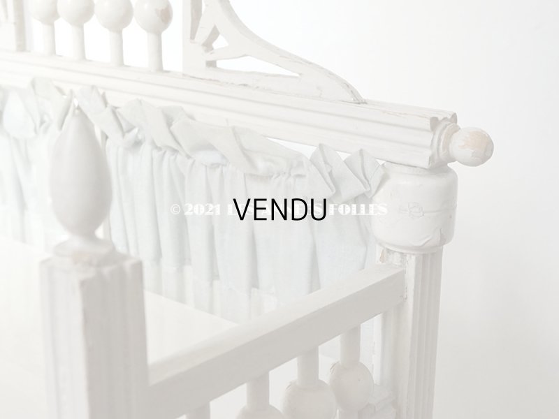 画像10: 1900年代 アンティーク 木製ラック 淡いブルーのカーテン付き