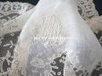 画像2: 19世紀 アンティーク イニシャル・モノグラム刺繍入り 結婚式のハンカチ アプリカシオン・アングルテール (ボビンレース)　 (2)