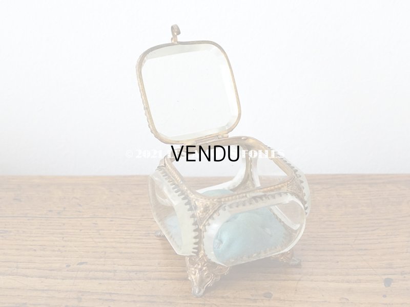 画像7: 19世紀末 アンティーク ジュエリーボックス スモーキーブルーのクッション シルク製 ロカイユ装飾の脚