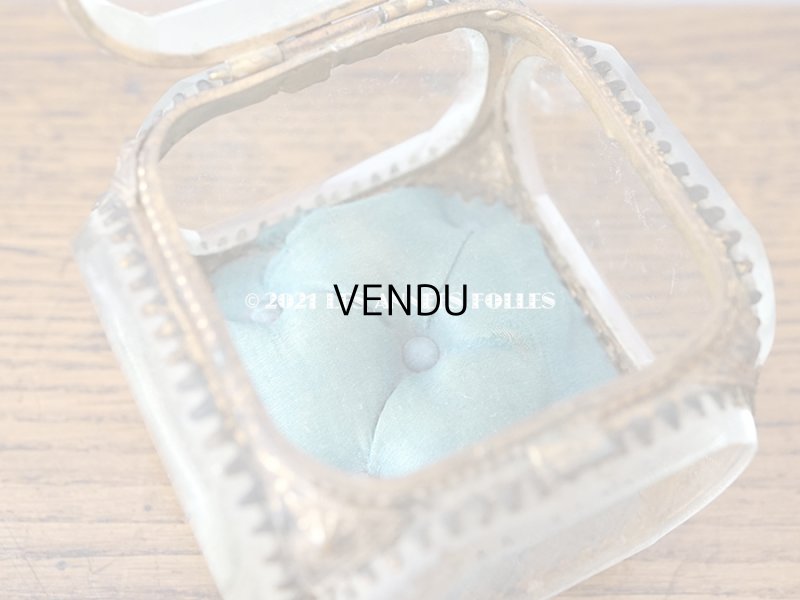 画像8: 19世紀末 アンティーク ジュエリーボックス スモーキーブルーのクッション シルク製 ロカイユ装飾の脚