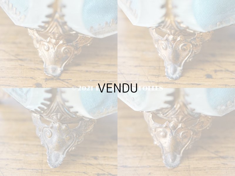 画像12: 19世紀末 アンティーク ジュエリーボックス スモーキーブルーのクッション シルク製 ロカイユ装飾の脚