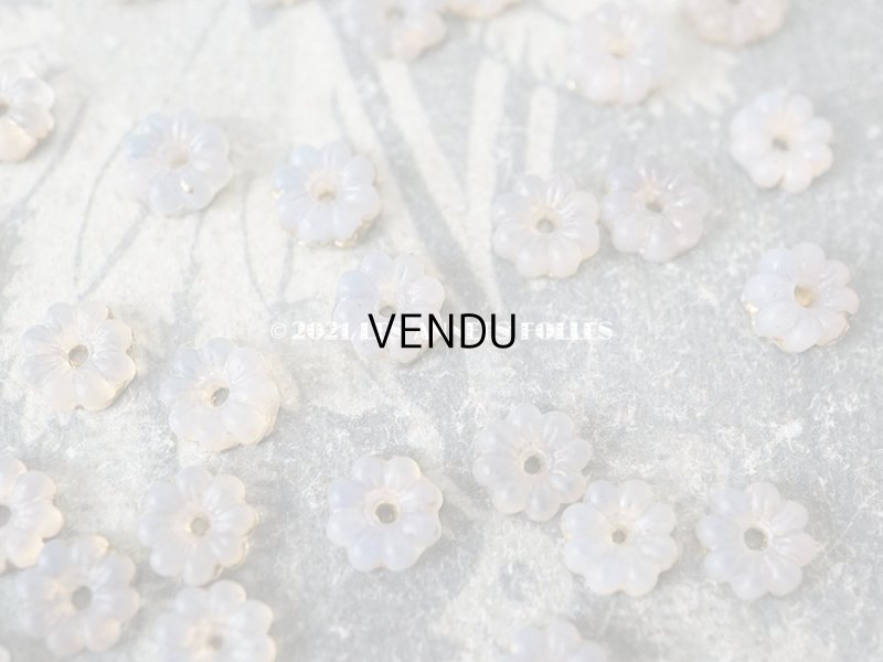 画像4: アンティーク 花型 小さなビーズ 磨りガラス風 乳白色 5mm 約40ピースのセット
