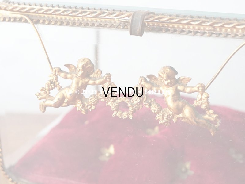 画像13: 【11周年セール対象外】 19世紀 アンティーク 大きなコフレ グローブ・ド・マリエ 天使＆薔薇のガーランドのオルモル 赤いベルベットのクッション